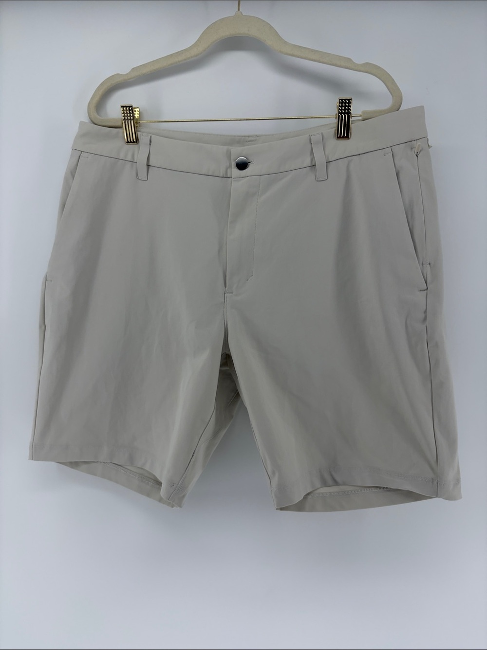Men's Lululemon Commission Lightweight Beige Shorts Sz 36 9” inseam * read*